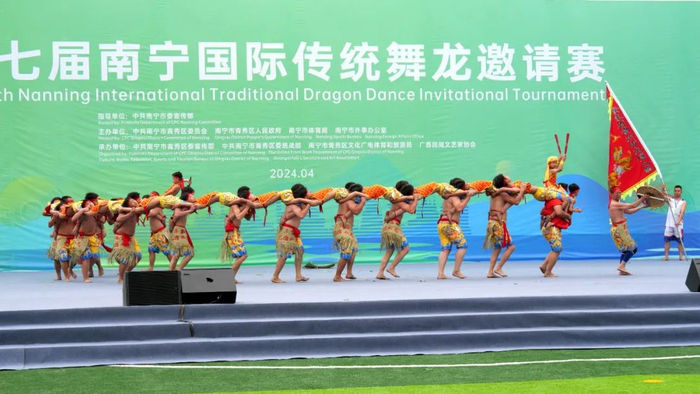 人舞龙看得多了,"人龙舞"见过没?就在青秀区这场国际!