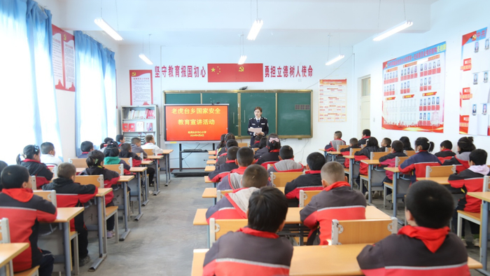 4月8日,拜城县老虎台乡司法所干警与派出所民警走进中心小学,围绕"