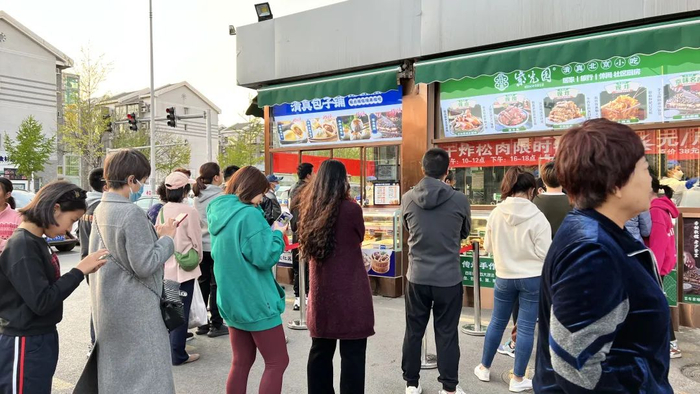 ▲餐饮老店门口，总是排满了年轻人。图源：受访者供图