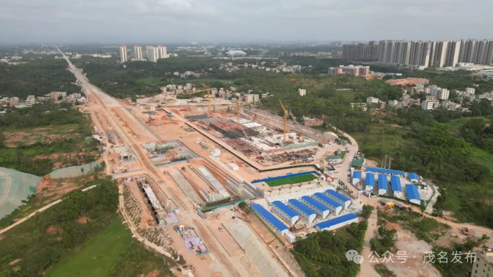 广湛高铁茂名南站建设现场。