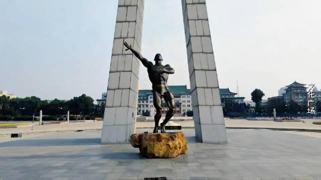 惊掉下巴!长春文化广场的男雕像居然光着屁股跳上了科目三