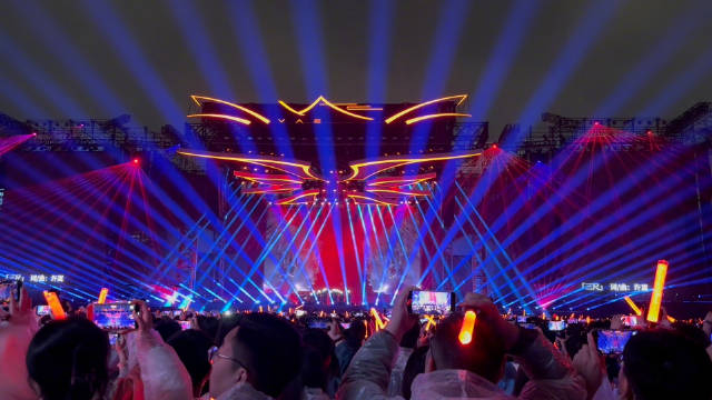 他可是许嵩许嵩呼吸之野巡回演唱会武汉场今晚雨中开唱三尺开场燃炸