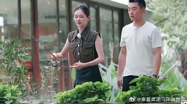 郑恺本想在苗苗面前露一手结果鱼竿挂树上