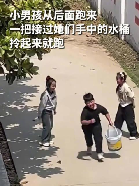 小孩子被拎起来的图片图片