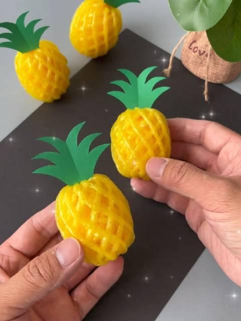 黄色的水果网不要扔,给孩子做几个可爱的手工小菠萝吧!