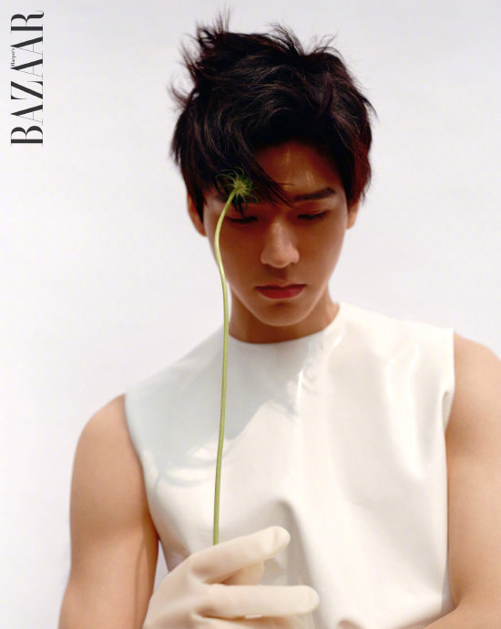 龚俊时尚芭莎 沙发躺慵懒松弛感满分~ 俊俊恰到好处的手臂线条,张力