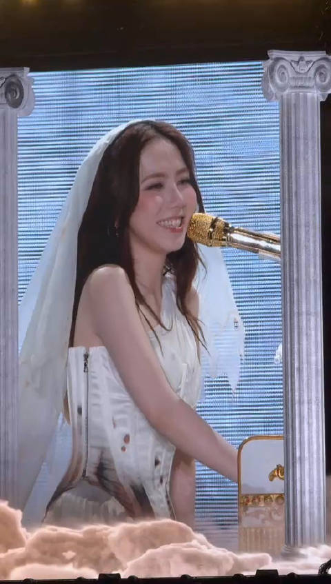 邓紫棋演唱会金鱼嘴才艺表演来啦