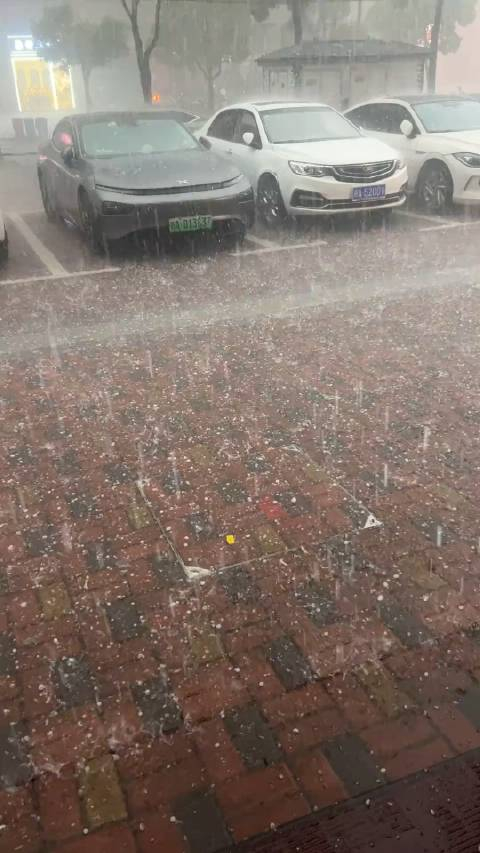南昌又是强对流天气又是冰雹又是雨冰雹天气尽量不出门