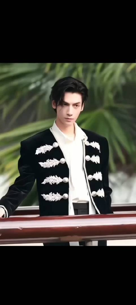 不求煊赫名快意庙堂事尘世多善变辨心如磐石