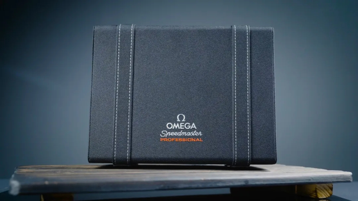 自从升级至3861机芯之后,它们都采用了这种小型的包装盒.