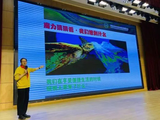 李校长绿色互动游戏润物启智李宏刚校长从"志远行近,强能健体"八字