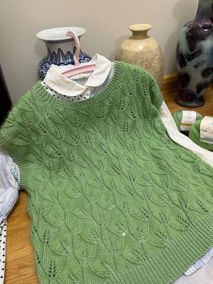 就是传统的毛衣编织方法,胸围 104厘米,衣长 58厘米,袖窿 22厘米本