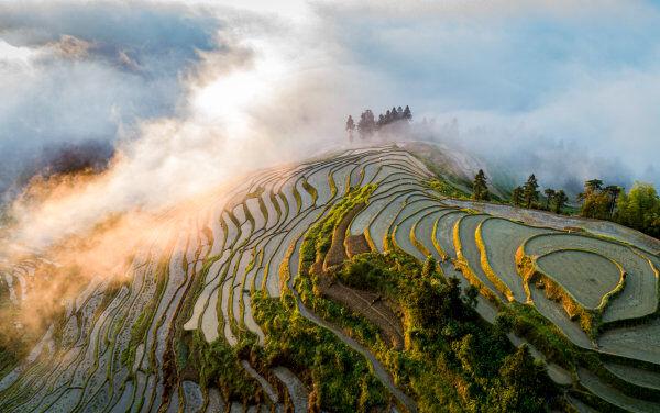 来紫鹊界,欣赏山间梯田的如诗如画到大熊山看奇峰,溪流,漂流,攀岩再去