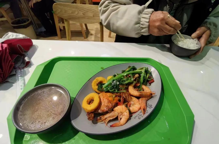范李坚持请客的一顿快餐 / 南风窗记者 肖瑶 摄