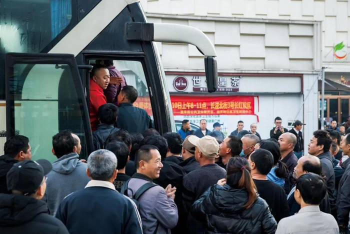 初春微雨中，他们双手插兜，脖子瑟缩，不玩手机，用天南地北混杂的口音闲谈关于打零工的一切。