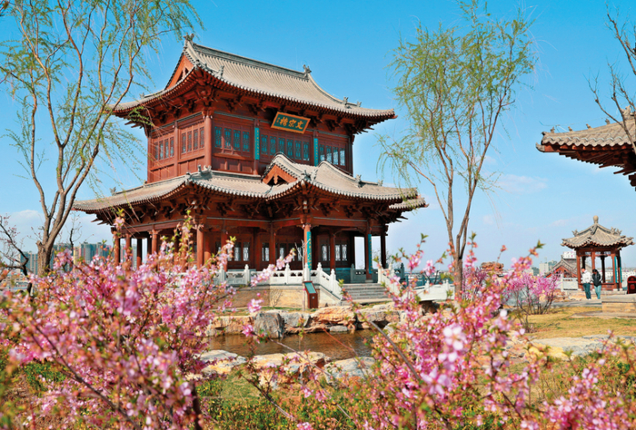 宫清华摄忻府区奇村镇井沟村游客踏青赏景享春光.