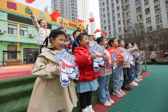 13日,在第九届亚冬会300天倒计时到来之际,哈尔滨市小达人幼儿园和