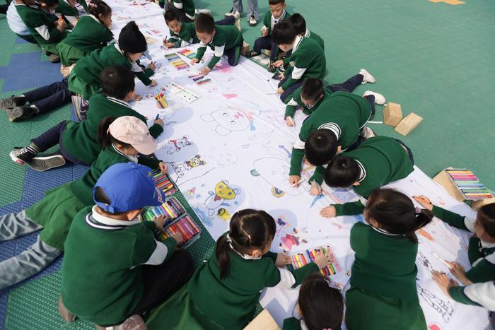 幼儿园新闻报道绘画图片