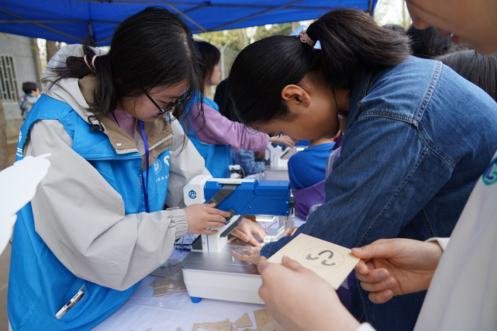 市民现场体验工艺制作。新京报记者 赵亚楠 摄
