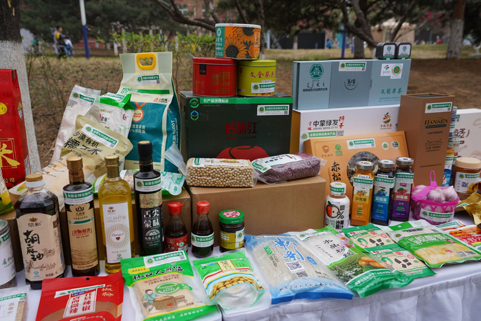 现场展示的农副产品。新京报记者 赵亚楠 摄