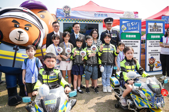 香港警队开180周岁生日趴警犬队直升机vr设备热闹亮相