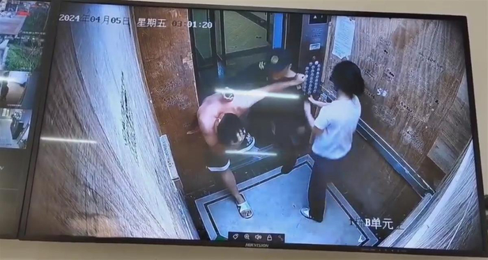事发时监控画面（图源：视频截图）