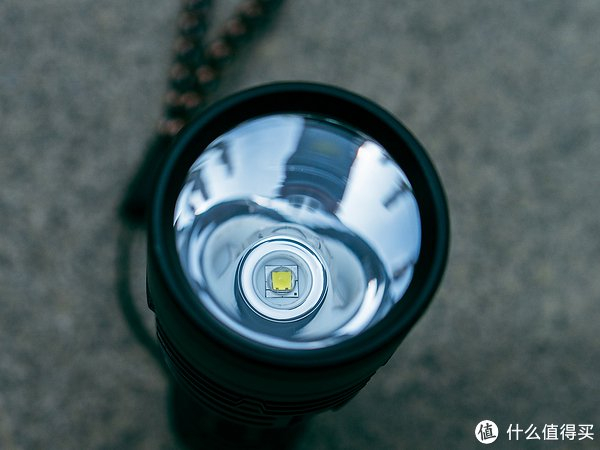 里边是一颗最常见的朗明纳斯sst40灯珠