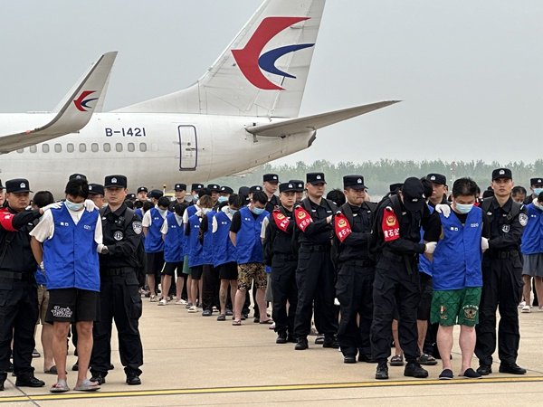 持续深入开展专项打击,坚决铲除涉我赌博,诈骗窝点,依法缉捕犯罪嫌疑