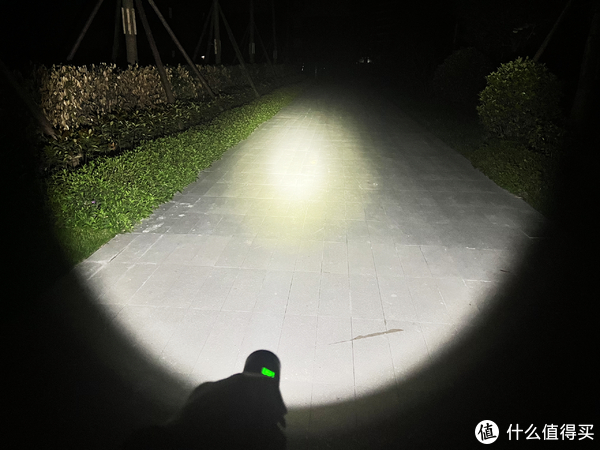 泛光就一般般了,出光角度也很小:和同样sst40灯珠,2000流明的的索菲恩