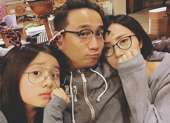 黄磊一家五口坐经济舱飞机!遭网友吐槽黄磊黄多多架子