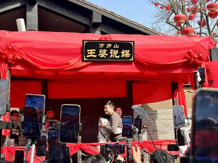 3月28日，王婆说媒舞台上，一对陌生男女配对成功后拥抱。罗晓兰摄