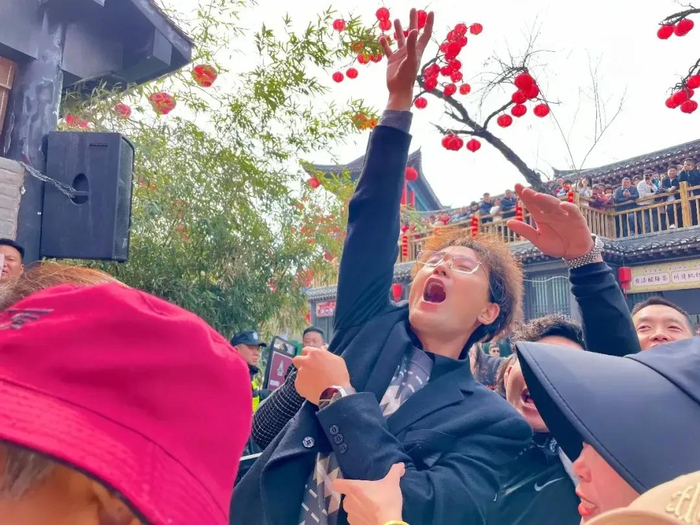 为周口女孩蹦起来的男人。罗晓兰摄