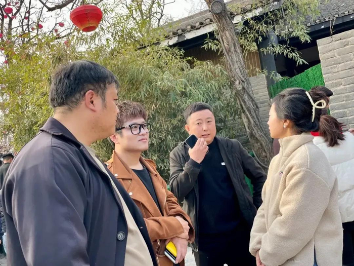 潘成真（左一）凑上前，和女生聊天。罗晓兰摄