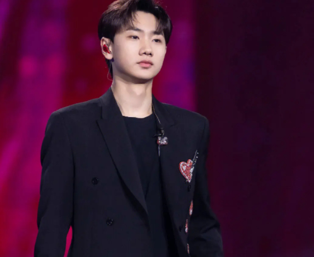 易烊千玺刘浩存恋情?长颈鹿男是个吸血包?67烟嗓男需要医生随行?