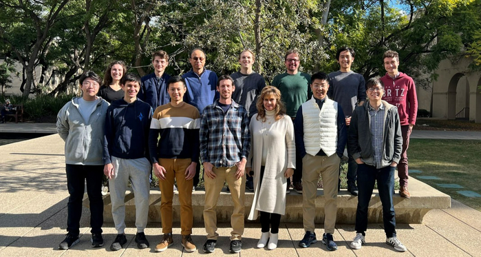 图丨吕旭东（第一排右二）与所在课题组（来源：吕旭东）