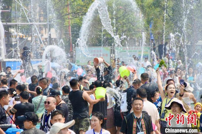 云南景谷泼水节启幕 万人赶摆同欢庆|罗婕|云南省|普洱市_新浪新闻