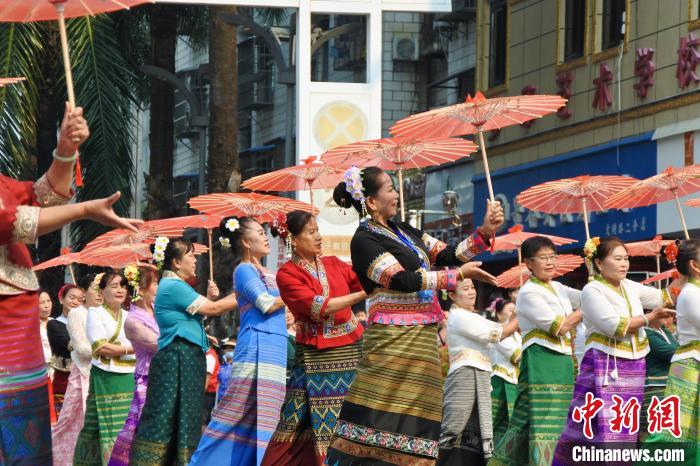 云南景谷泼水节启幕 万人赶摆同欢庆|罗婕|云南省|普洱市_新浪新闻