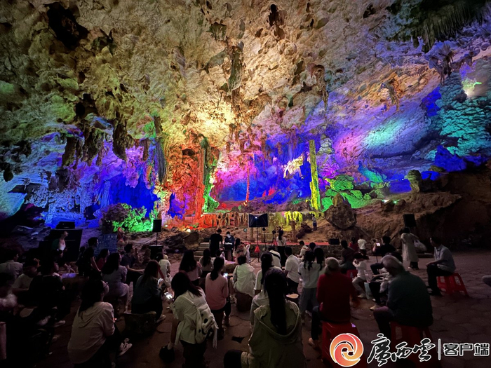 游客游览伊岭岩景区.