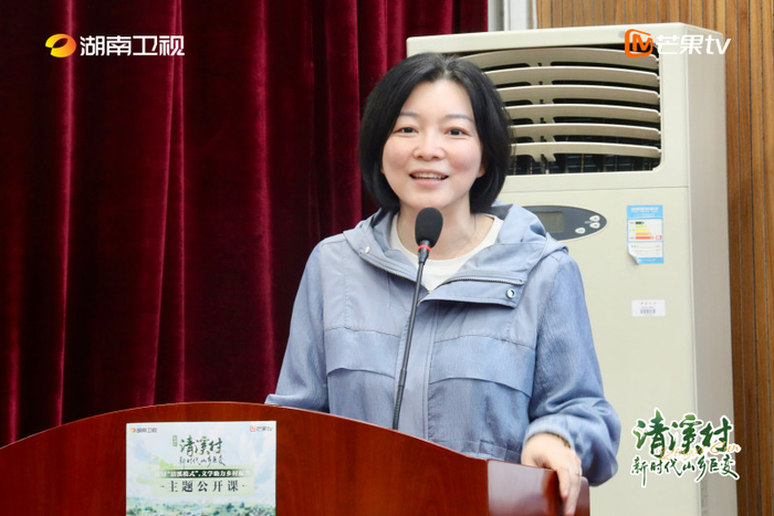 立波清溪书屋管理员,清溪村村民卜雪斌挥别三十年的矿工生涯,毅然归乡