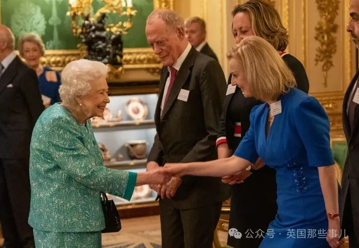 英国最短命首相自传揭秘女王最后会面疯狂吐槽唐宁街10号没家具还有