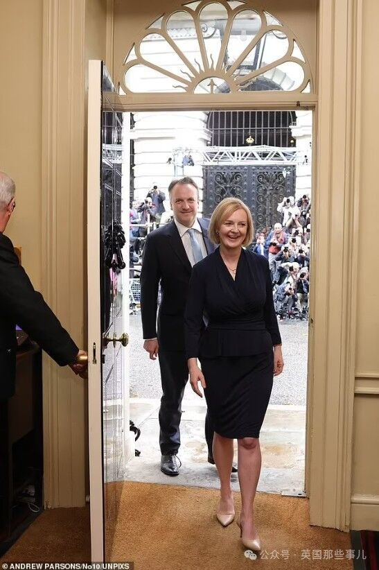 英国最短命首相自传揭秘女王最后会面疯狂吐槽唐宁街10号没家具还有