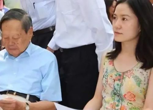 应该是杨振宁和翁帆吧大家第一时间想到的其实提到忘年恋范曾的身价都