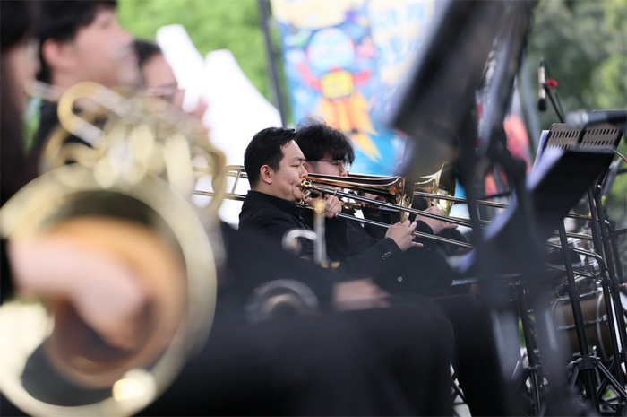 没有穹顶的大剧院在草坪上奏响春之声