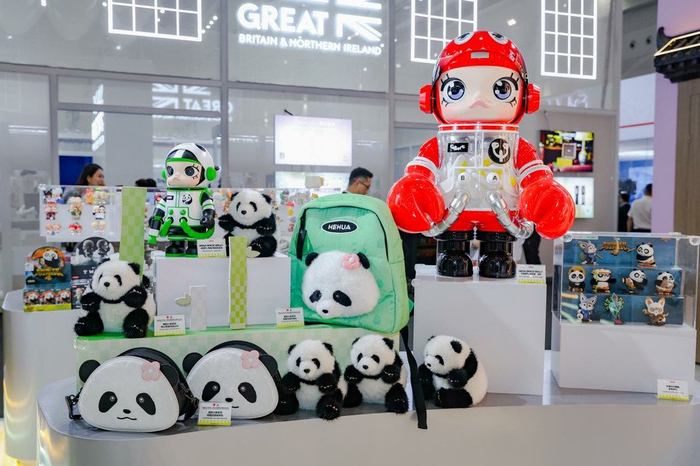 去年年底,泡泡玛特成立了泡泡玛特文创礼物(pop gift)子品牌,本次消博