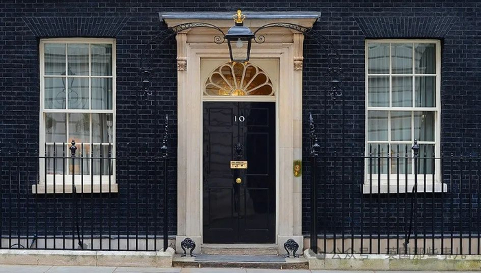 英国最短命首相自传揭秘女王最后会面疯狂吐槽唐宁街10号没家具还有