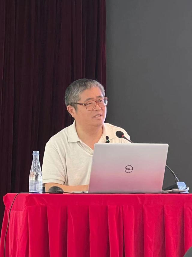 现场讲座中,张向阳深刻剖析了青少年普遍面临的心理挑战,如焦虑,抑郁