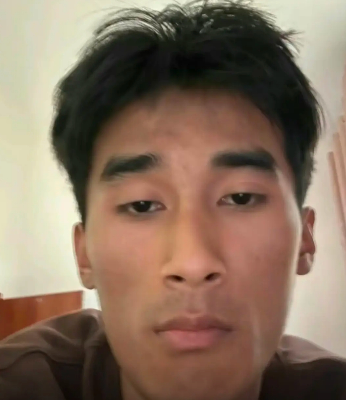 今年2月份,他在抖音上传了几张个人照片,五官和肤色和科比极其相似.