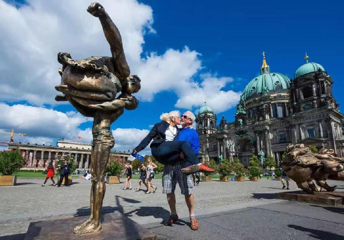 许鸿飞雕塑落户广州新中轴线,看《吻》的世界足迹