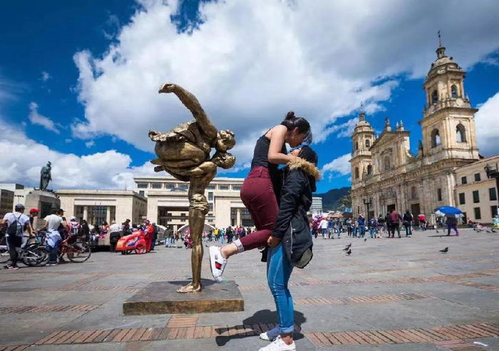 许鸿飞雕塑落户广州新中轴线,看《吻》的世界足迹