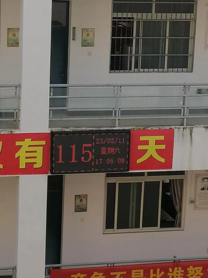 初三鏖战后,梦梦听身边的同学说起,原来市区学校就有国际部,那里的